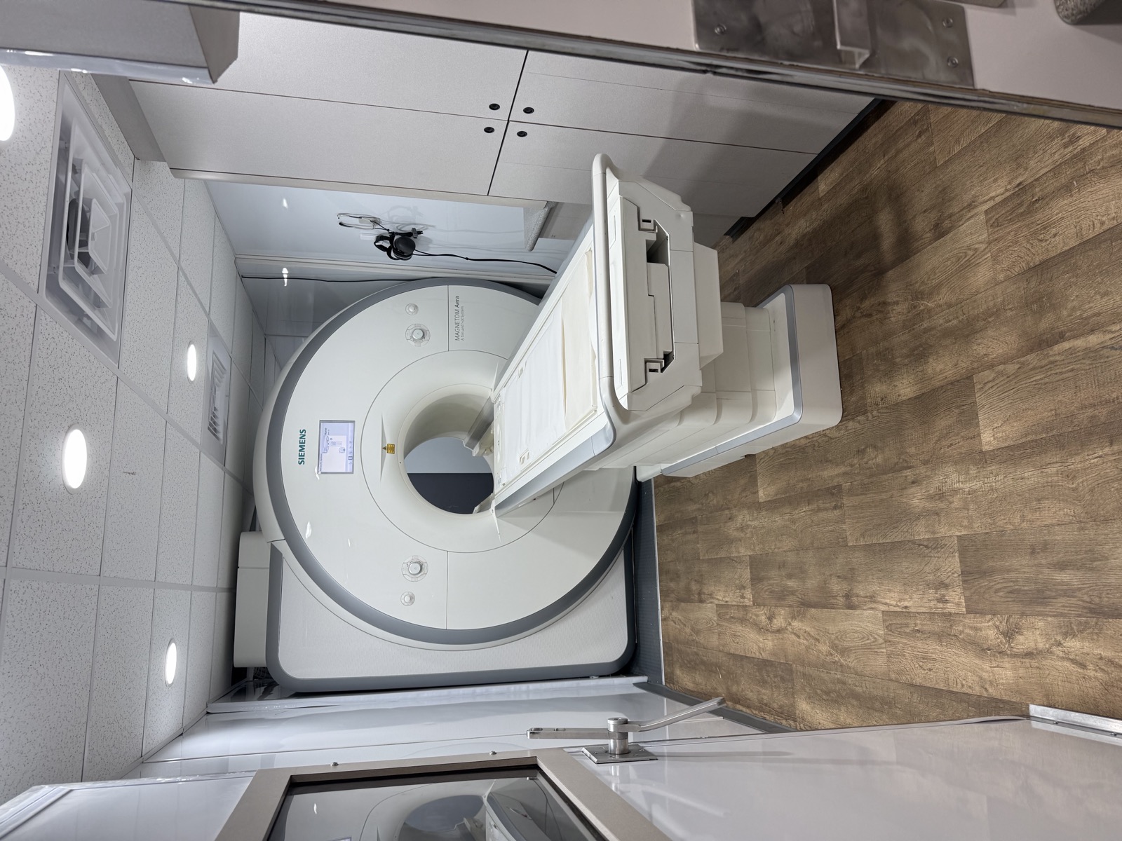 Interior of the Catalyst mobile coach showing the MAGNETOM Aera and patient table.